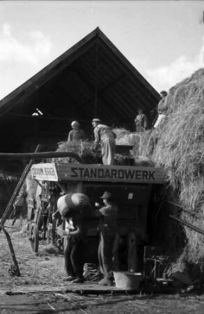 Nierswalde: Hof mit Dreschbetrieb