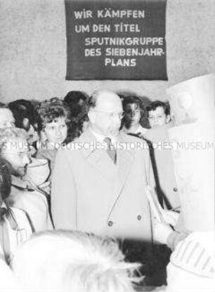 W. Ulbricht mit Sputnikgruppe beim Pionierfest in der Pionierrepublik "Wilhelm Pieck" am Werbellinsee