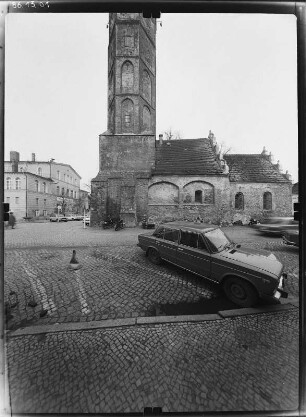 Luckau. Ehem. Georgenkapelle mit Hausmannsturm (Baubeginn wohl 2. V. 13. Jh., Turmbau um 1500). Ansicht von Süden