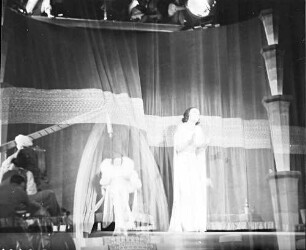 Scala: Pola Negri in Hollywood (steht vor Spitzbogen)