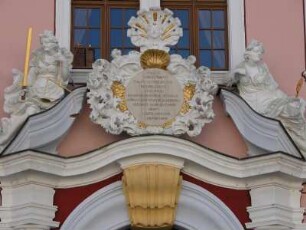 Prachtportal an einem barocken Palast, jetzt Hotel, am Untermarkt