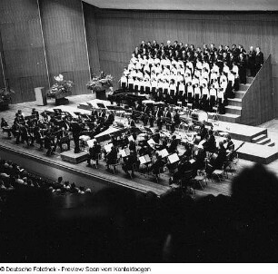 Neuer Chor Dresden unter Chorleiter Manfred Winter. Konzert anläßlich des 20jährigen Jubiläums mit der Jenaer Philharmonie im Kulturpalast Dresden (Moderatorin Traute Richter)