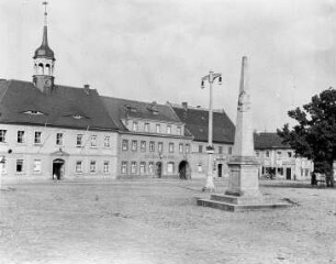 Marktplatz und Rathaus