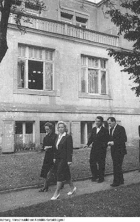 Dresden, Wolfshügelstraße 22, Haus des Lehrers. 1957 erhielt es den Namen "Richard Schallock". Neues Namensschild und Beratungen, 1957