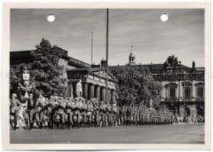 Berlin, Ehrenmal, Abziehen der Wache