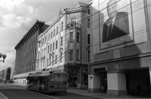 In Opava mit Milos Zéman : (in Ostrava) 9.9. in Opava mit Milos Zéman, einem O-Bus und hinten dem (ex-)Kaufhaus Breda & Weinstein, Architekt Leopold Bauer