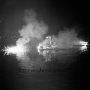 Karpfenfest: Neuhöfer Teich: Nachtaufnahme: Wasserrevue "Der verhexte Karpfenteich": Seeungeheuer, Riesenkarpfen, bengalische Feuer, Qualm: im Hintergrund Zuschauer am Ufer, 10. Oktober 1965