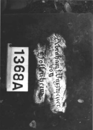 Grabstein 1368 (Index: 99900297) Material: Sandstein Zustand: Stele liegt Maße HxBxT: 143x87x36 cm Beschreibung: aufgesockelte Stele, vom Sockel gestürzt, liegt: Grabstein 1368A