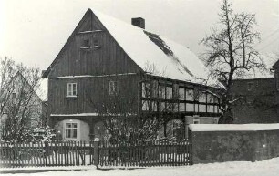 Fachwerkhaus in Radibor : Bauwesen - Wohnung, Exterieur. Ort: Radwor / Radibor. Fachwerkhaus mit Umgebinde. Der obere Giebelteil verbrettert. Das Haus ist abgerissen, dort steht ein Neues.