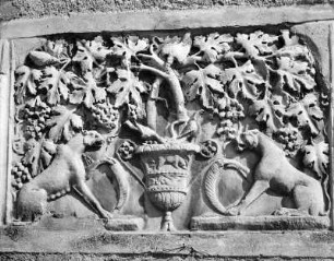 Relief mit Pantherpaar, Vögeln und Weinrebe : Relief mit Pantherpaar, Vögeln und Weinrebe. Marmor (1/100). Maria Saal, Propsteipfarr- und Wallfahrtskirche Mariae Himmelfahrt, Südportal