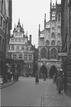 Rathaus von Münster : Blick durch eine Straßenflucht hin zum Spätgotischen Rathaus von Münster