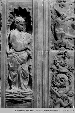 Fassade der Johanneskapelle : Rahmenornamentik mit Propheten, Heiligen und Putten