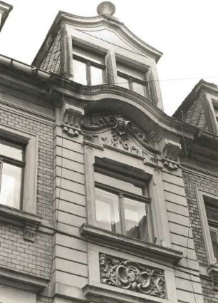 Dresden-Neustadt, Böhmische Straße 23. Wohnhaus (1897). Fassadendetail Mittelrisalit