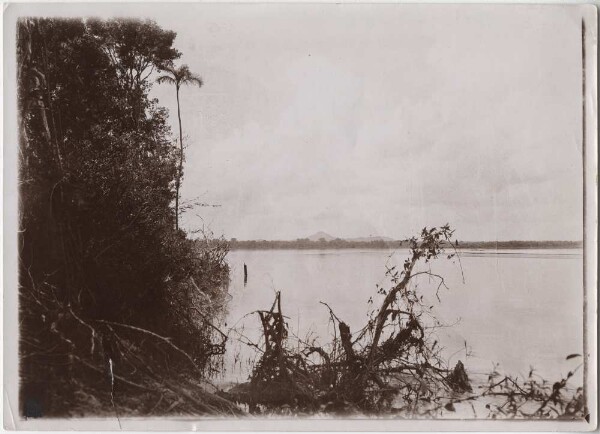 Scène de la rive du Rio Araguaia près de Sta. Maria