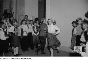Kinder während einer musikalischen Darbietung