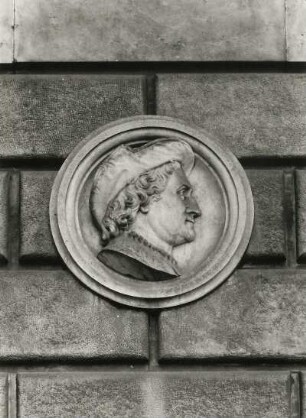 Mann mit Kappe : Mann mit Kappe. Portraitmedaillon. Sandstein. Nach 1886. Dresden, Kunstakademie