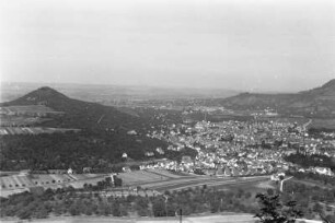 Pfullingen : Blick nach Norden über die Stadt Pfullingen auf den Georgenberg (links) und einen Teil der Achalm (rechts)