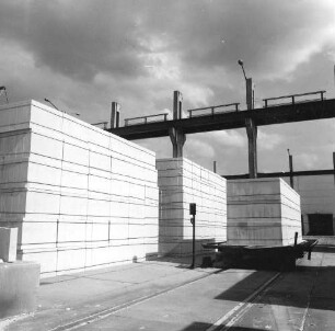 Eilenburg, Dübener Landstraße. VEB Betonwerk Laußig, Betriebsteil Betonwerk Eilenburg. Stapelplatz mit Gasbetonteilen