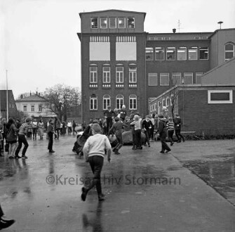 Theodor-Mommsen-Schule: Neugestaltung des Schulhofes: im Hintergrund Rückseite des Hauptgebäudes