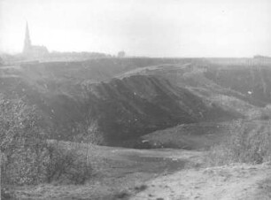 Zittauer Becken, Braunkohlentagebau Olbersdorf. Tagebaurand nach frischen Rutschungen. Blick nach Südsüdost zur Dorfkirche (erbaut 1883)