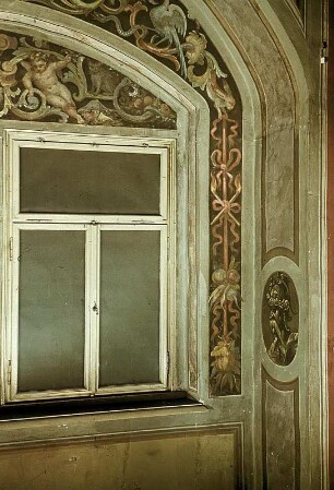Fensterrahmung mit gekrönter Maske, Greifvögeln, Schlangen, Hasen, Putten und Katzen