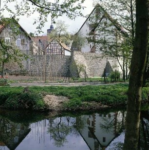 Steinau. Spiegelung des Brüder-Grimm-Hauses und Teile der Stadt im Fluss Kinzig