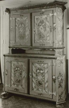 Küchenschrank, ölbemalt, Neugersdorf, um 1790 : Frontalansicht, mit falscher Übermalung in der Restaurierung