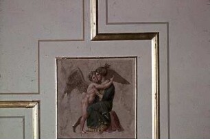Weibliche Figur einen Putto umarmend