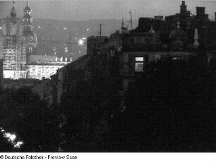 Dresden. Blick von der Neustädter Elbseite gegen die Altstadt mit Kathedrale und Schloss