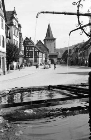 Gengenbach: Brunnen mit Blick zum Oberen Tor