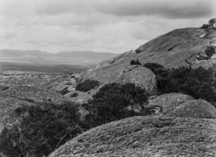 Kopje : Blick über die Savanne Tansanias von einem Kopje (Inselberg) aus