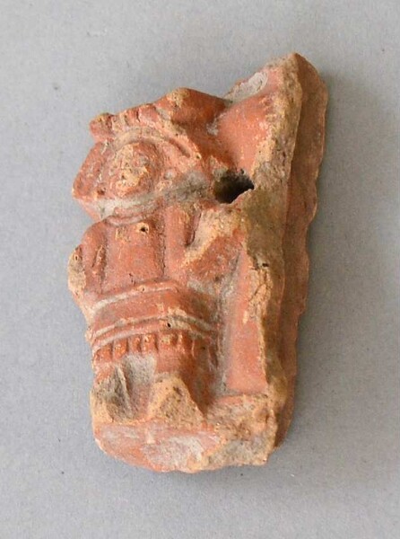 Figurine en argile (fragment de récipient)