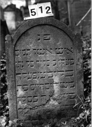 Grabstein 512 (Index: 99804215) Material: Sandstein Zustand: unten abgebroch/Textverlust Maße HxBxT: 86x57x12 cm Beschreibung: Stele mit verdachtem Rundbogen, profiliertem Rand, Seitenakroterien: Grabstein 512