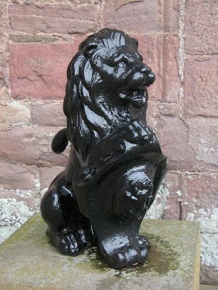 Türhüter : Kleiner schwarzer Löwe am Haupteingang von Glamis Castle bei Dundee. Aufgenommen im Juni 2005. Foto Uwe Gerig