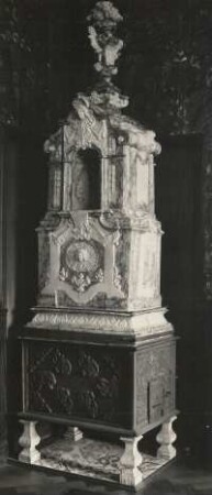 Ofen mit Eisengussplatte, um 1735/1740, Schloss Moritzburg, erstes Obergeschoss, Nr. IV, Fremdenzimmer