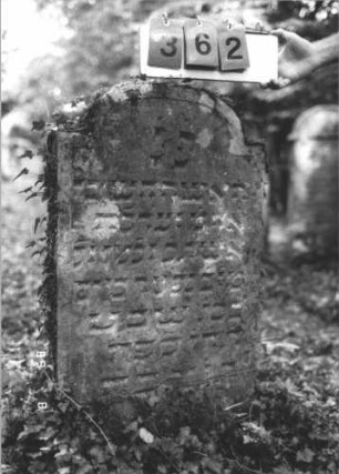 Grabstein 362 (Index: 99799704) Material: Sandstein Zustand: stark verwittert Maße HxBxT: 96x53x10 cm Beschreibung: Stele, eingezogener Korbbogenabschluß, Schriftfeld eingetieft: Grabstein 362