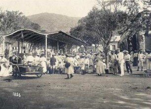 Saint Thomas, Virgin Islands. Marktplatz. Stände, teilweise überdacht, dazwischen zahlreiche Passanten