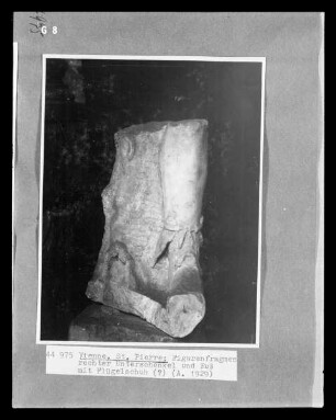 Figurenfragment: Rechter Unterschenkel und Fuß