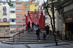 Girona - Fußgängerbrücke von Eiffel : Die Fußgängerbrücke "Pont de les Peixateries Velles" wurde 1877 von Gustave Eiffel konstruiert, aufgenommen am 16. April 2012 in der Altstadt von Girona
