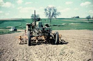 Fotografie: Traktor, Traktorkonzept, Geräteträger, Zwischenachsanbau, Hackmaschine