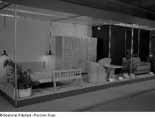 Ausstellungskojen mit Schlaf- und Wohnzimmermöbeln des VEB Polstermöbelkombinat Oelsa-Rabenau