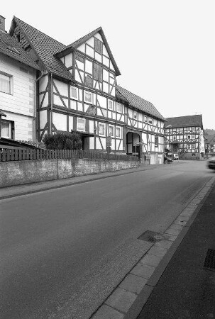 Streckhof mit Scheunenanbau; Nieste, Kasseler Straße 2