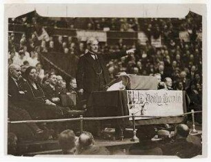 Ramsay MacDonald während einer Wahlrede in London. Ramsay MacDonald