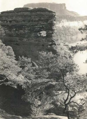 Elbsandsteingebirge. Basteigebiet, in der Nähe des Backofens. Blick zum Lilienstein