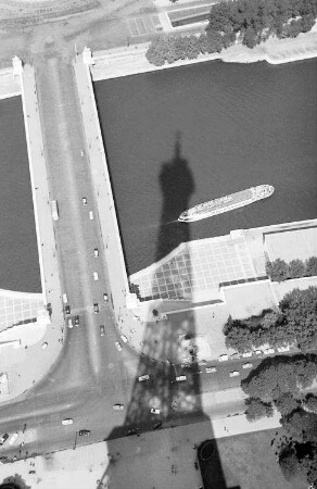 Paris: Eiffelturm, Blick von der Spitze, auf Schatten über der Seine, mit Pont d'Iéna