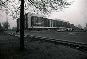 Berlin: Ost; Kulturpalast am ehemaligen Schlossplatz; Vordergrund kahler Platz