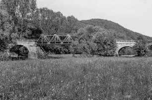 Eisenbahnbrücke (Eisenbahnbrücke, Gitterträger und Naturstein); Hatzfeld, Eder, In der Höllwiese, Eisenbahn