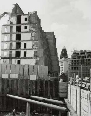 Abriß des Erweiterungsbaus des Polizeigebäudes (erbaut 1976-1979; G. Fischer, M. Fasold). Blick vom Cosel-Palais zum Rathausturm