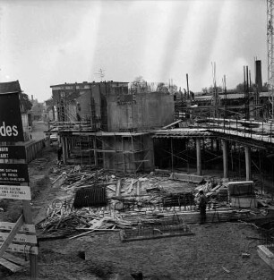 Kreissparkasse Stormarn: Hagenstraße: Neubau: Blick vom Rathaus auf Baustelle mit teilweise hochgezogenen Mauern, Baumaterial und Arbeitern: vorn rechts Bauschild: dahinter Häuser