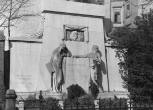 Familiengrab Max Koners (1854-1900) und Sophie Koners, geborene Schäffer (1855-1929) und Erna Koners, geborene Seyring (1889-1933)